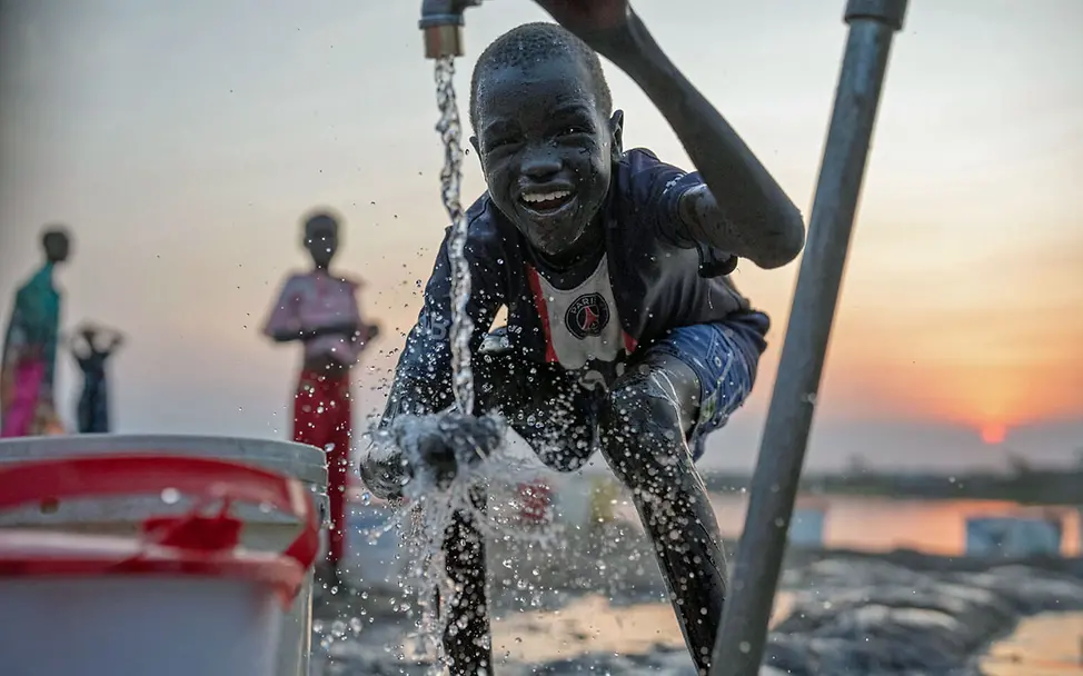 Südsudan Binnenvertriebene: Ein Junge wäscht sich an einem Wasserhahn die Hände. 