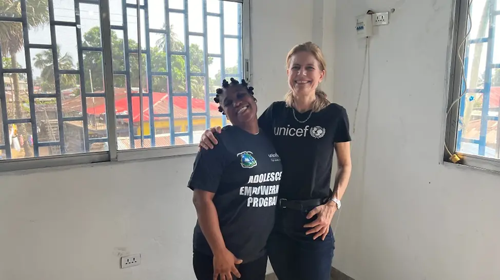 New Kru Adolescents Resource Center, Harriet (26) und Kerstin Bücker| © UNICEF/UNI560197/Bücker New Kru Adolescents Resource Center, Harriett (26) und Kerstin Bücker