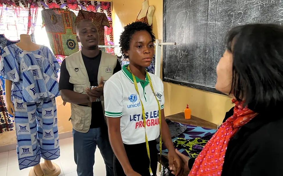 West Point, Adolescents Resource Center, „Life skills“-Klasse, Schneiderei, Sarah (17) und Susan Cummings-Findel | © UNICEF/UNI562215/Bücker West Point, Adolescents Resource Center, „Life skills“-Klasse, Schneiderei, Sarah (17) und Susan Cummings-Findel.