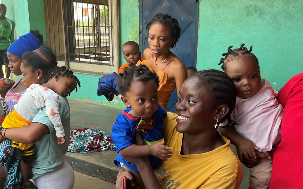 Die jungen Mütter in Logan Town unterstützen sich bei der Kinderbetreuung, damit sie Zeit für den Kursbesuch haben | © UNICEF/Bücker Die jungen Mütter in Logan Town unterstützen sich bei der Kinderbetreuung, damit sie Zeit für den Kursbesuch haben.