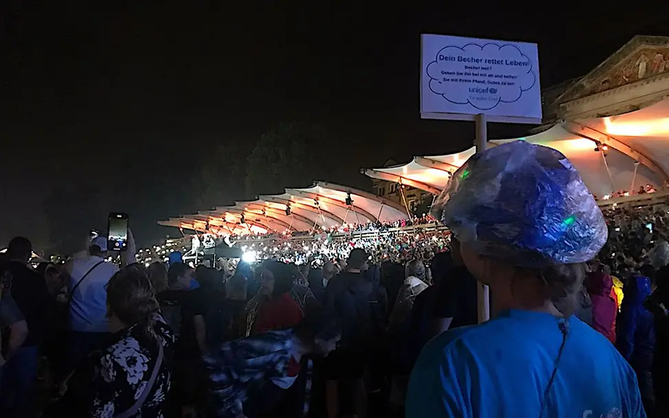 Pfandaktion der UNICEF-AG Dresden bei den Filmnächten Pfandaktion der UNICEF-AG Dresden bei den Filmnächten