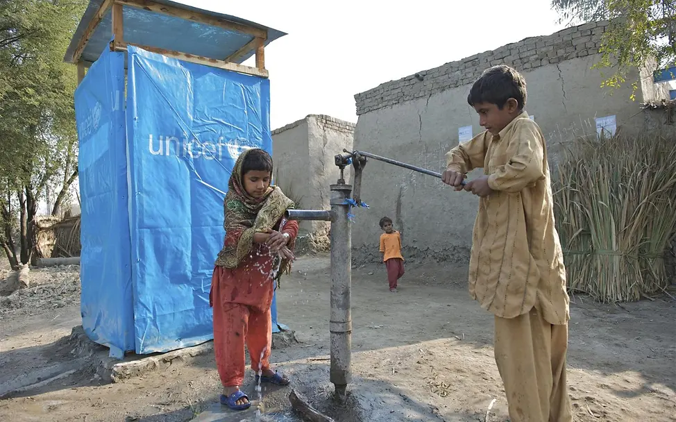 Wasserpumpe. © UNICEF/NYHQ2011-0102/Noorani Pakistan: Zwei Kinder an einer Wasserpumpe
