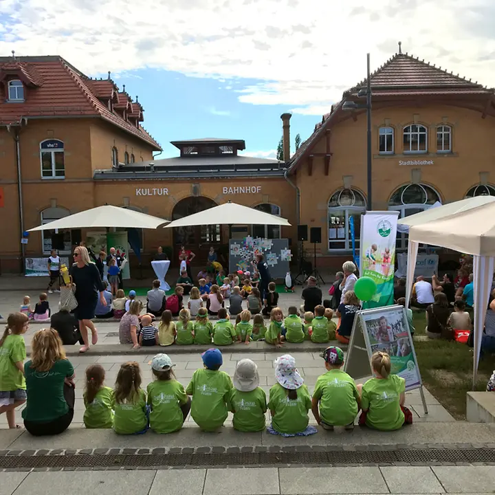 Weltkindertag 2023 in Radebeul am Kulturbahnhof Weltkindertag 2023 in Radebeul am Kulturbahnhof - alle schauen gespannt zu