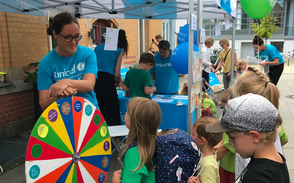Weltkindertag 2023 in Radebeul - Mitmachaktionen der UNICEF-AG Dresden Weltkindertag 2023 in Radebeul - Mitmachaktionen der UNICEF-AG Dresden - Sprücherad und Kinder-Rallye