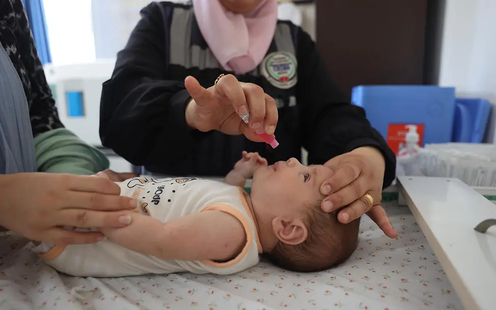 Gaza: Ein zwei Monate altes Baby erhält eine Schluckimpfung. | © UNICEF/El Baba Gaza: Ein zwei Monate altes Baby erhält eine Schluckimpfung.