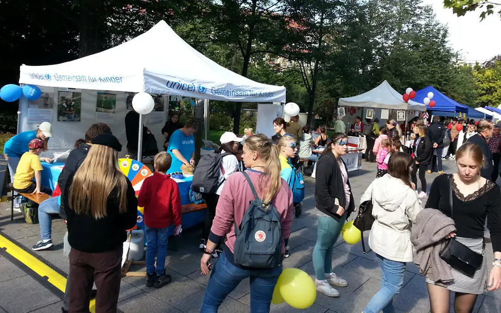 UNICEF-AG Dresden beim Straßenfest der Interkulturellen Tage Aktionsstand der UNICEF-AG Dresden beim Straßenfest der Interkulturellen Tage