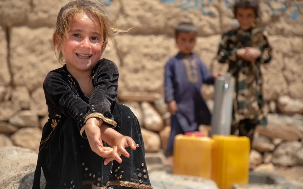 Unternehmen spenden zu Weihnachten | © UNICEF/UNI422842/Neikrawa Ihre Unternehmensspende zu Weihnachten: Die 4-jährige Gulalai vor ihrem Haus im Dorf Toorragha in Afghanistan.