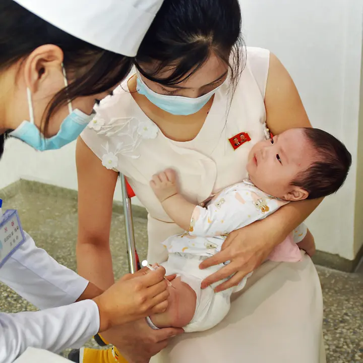 Ein Baby in Nordkorea wird gegen Kinderkrankheiten geimpft | © UNICEF/UNI637084/ Nordkorea Gesundheitshilfe: Ein Baby wird gegen gefährliche Krankheiten geimpft