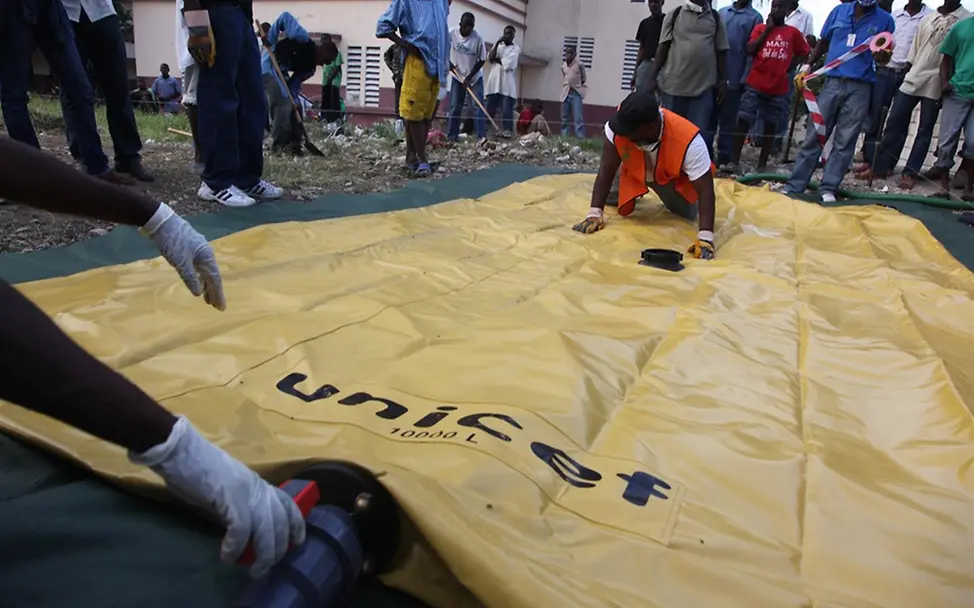 Aufbau eines Wassertanks. ©UNICEF