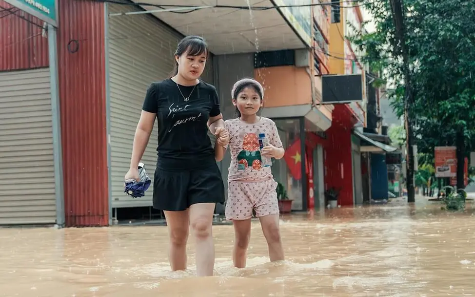 Taifun Yagi in Vietnam: Eine Frau und ein Mädchen waten durch Hochwasser | © UNICEF/Do Khuong Duy Taifun Yagi in Vietnam: Eine Frau und ein Mädchen waten durch Hochwasser