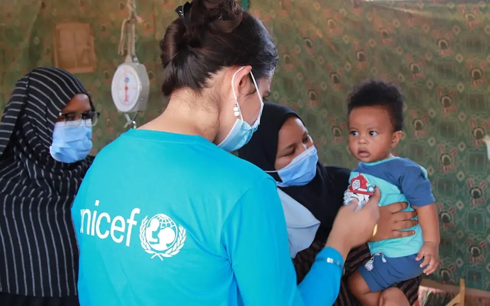 Masern gefährlich: In einem frühen Lebensmonat bekommt ein Baby im Sudan seine erste Impfung