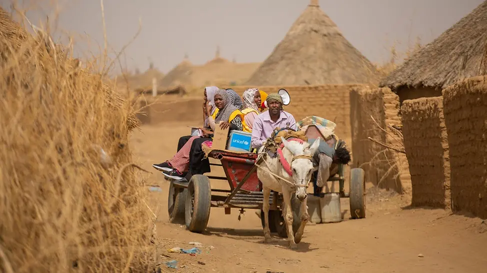 Masern gefährlich: Ein mobiles Impfteam fährt mit dem Eselskarren zu den Kindern im Sudan