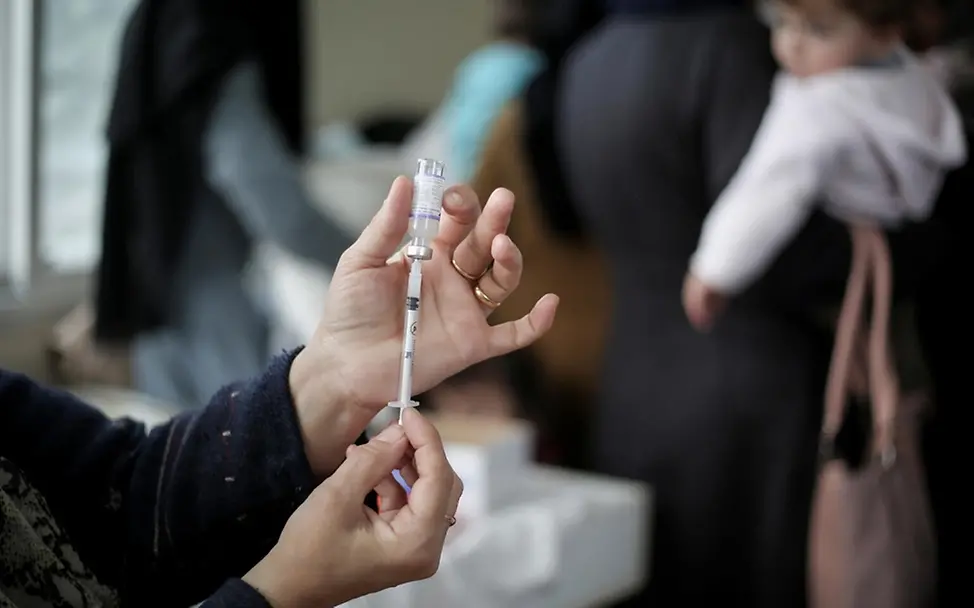 Masern gefährlich: Impfstoff wird in eine Spritze gezogen