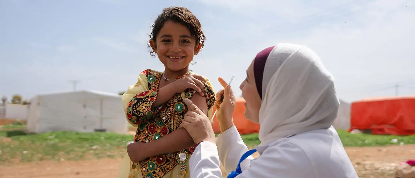 Nordjordanien: Die 6-jährige Ghadeer erhält ihre MMR-Impfung von einer Gesundheitshelferin.