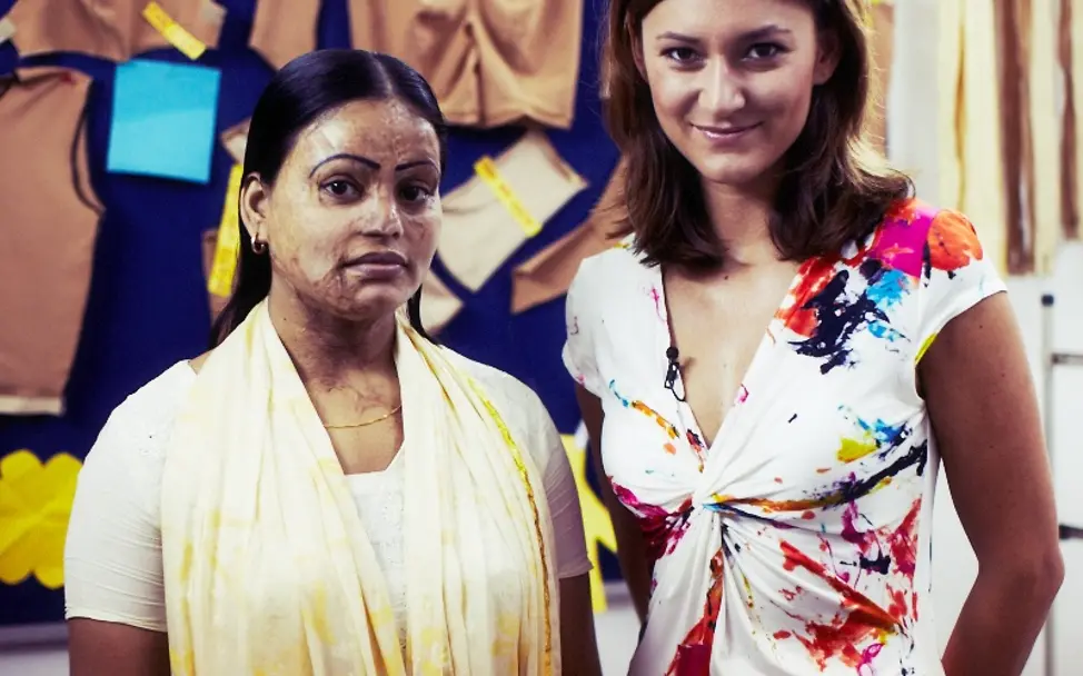 Sandra Thier mit einer Frau, die Opfer eines Säureattentats wurde. ©Steven Pan/UNICEF/RTL II