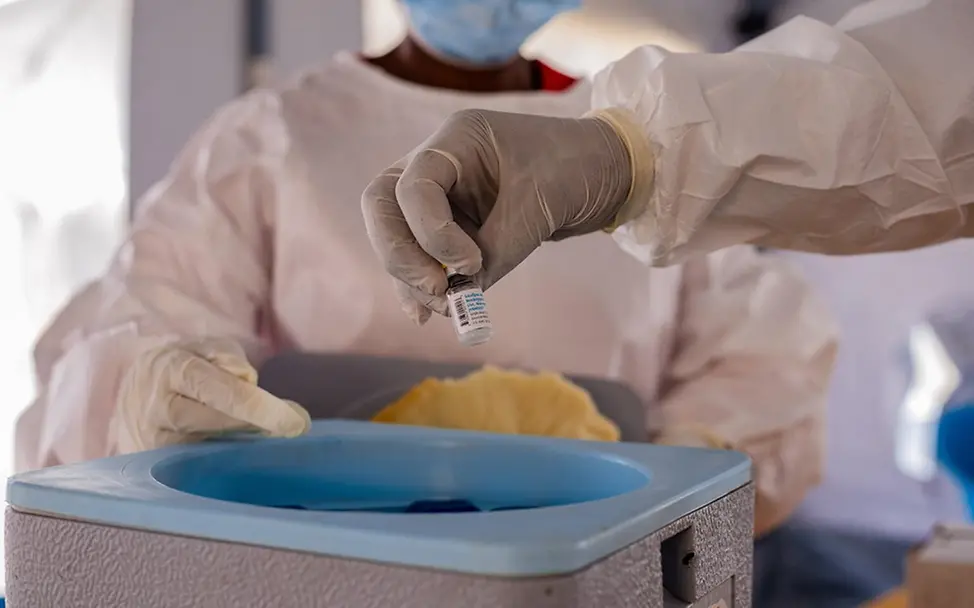 Mpox Virus: Gesundheitspersonal im Kongo hält ein Fläschchen mit Impfstoff hoch | © UNICEF/Mazinge Mpox Virus: Gesundheitspersonal im Kongo hält ein Fläschchen mit Impfstoff hoch