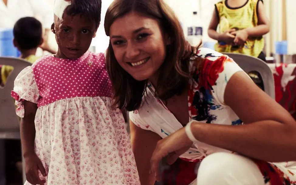 Andrea Thier zusammen mit Kushi. ©Steven Pan/UNICEF/RTL II