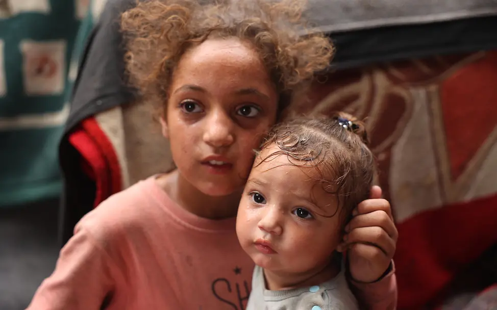 Gaza | © UNICEF/UNI589857/El Baba Rama, 11 Jahre alt, mit ihrer einjährigen Schwester Malak in ihrem Zelt in Deir al-Balah, Gazastreifen.