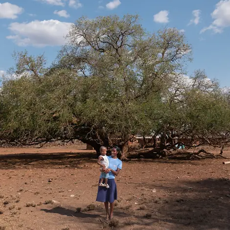 Madagaskar | © UNICEF/UNI658498/Andrianantenaina In Antanimora auf Madagaskar, denkt die 18-jährige Annick über ihre Reise mit ihrem 2-jährigen Sohn Tiavina nach.