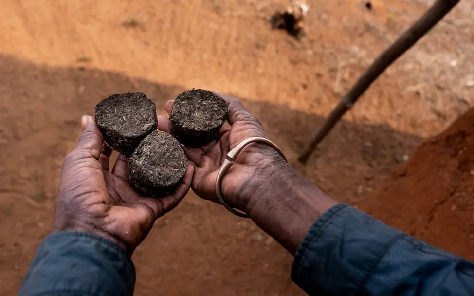 Soamihary, Madagaskar | © UNICEF/UNI658462/Andrianantenaina Die Hände des 38-jährigen Soamihary mit seiner selbst hergestellten Kohle.