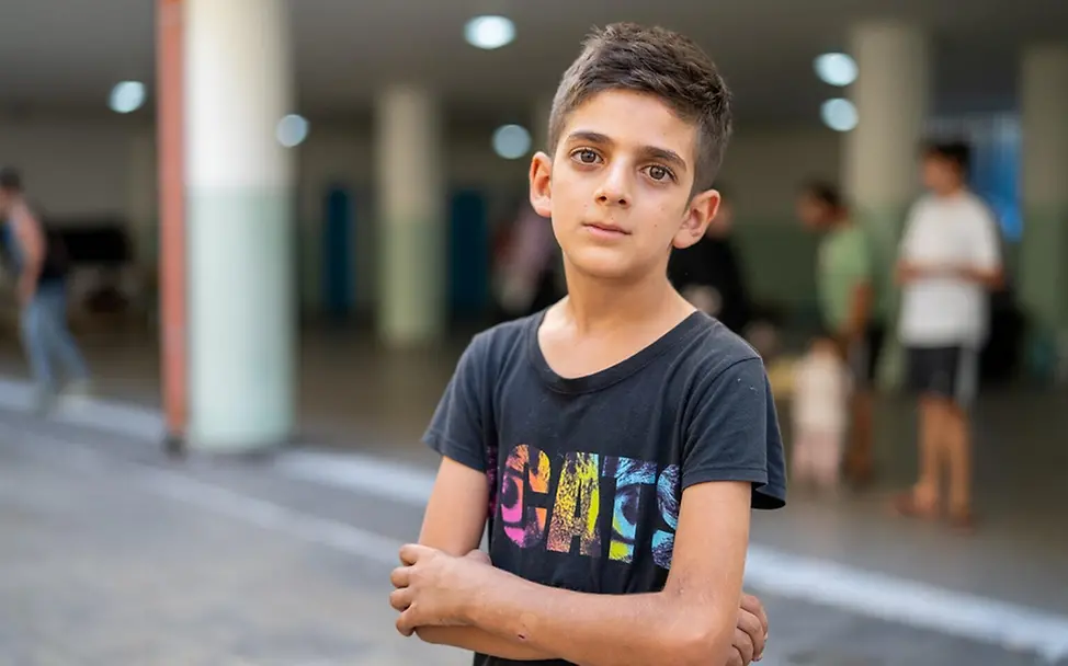 Libanon Kinder: Ein Junge steht in einer Notunterkunft