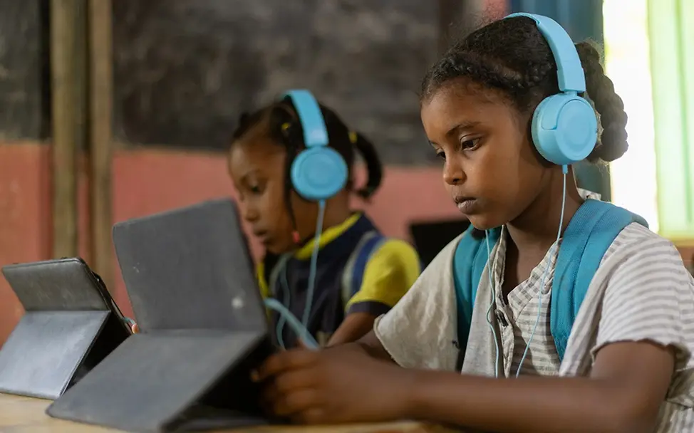 Kinder lernen in einem Lernzentrum im Sudan | UNICEF/Elfatih Sudan: Kinder lernen mit Tablet in einem von UNICEF eingericheteten Lernzentrum