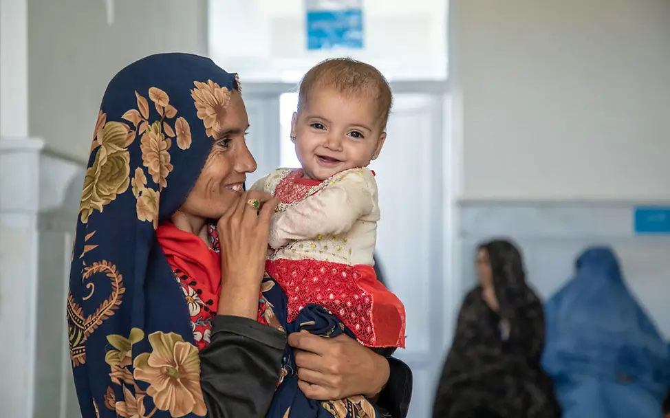 Eine Frau in einer Entbindungsstation in Herat | © UNICEF/Neikrawa Afghanistan Gesundheitshilfe für Schwangere: Eine Frau in einer Entbindungsstation mit ihrem Kleinkind auf dem Arm
