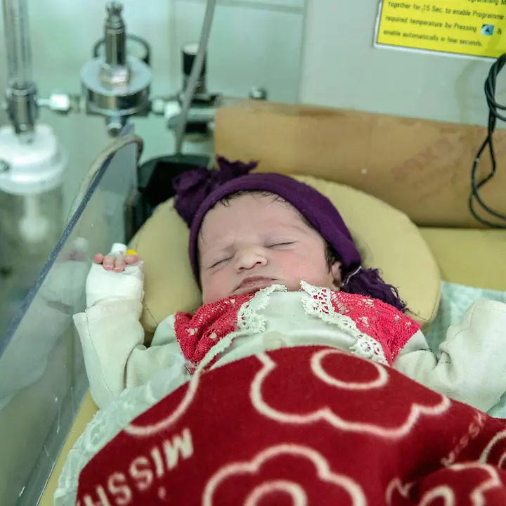 Ein Frühchen schläft in einem Brutkasten in einer Neugeborenenstation in der Provinz Kunar | © UNICEF/Bidel Afghanistan Geburtshilfe: Ein zu früh geborenes Baby in einem Brutkasten einer Neugeborenenstation.