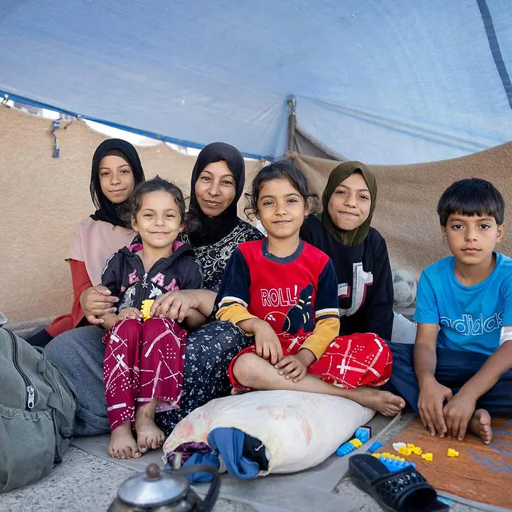 Eine aus dem Südlibanon geflüchtete Familie in einer Zelt-Notunterkunft. | © UNICEF/Choufany Libanon Krise: Eine aus dem Südlibanon geflüchtete Familie in einer Notunterkunft.
