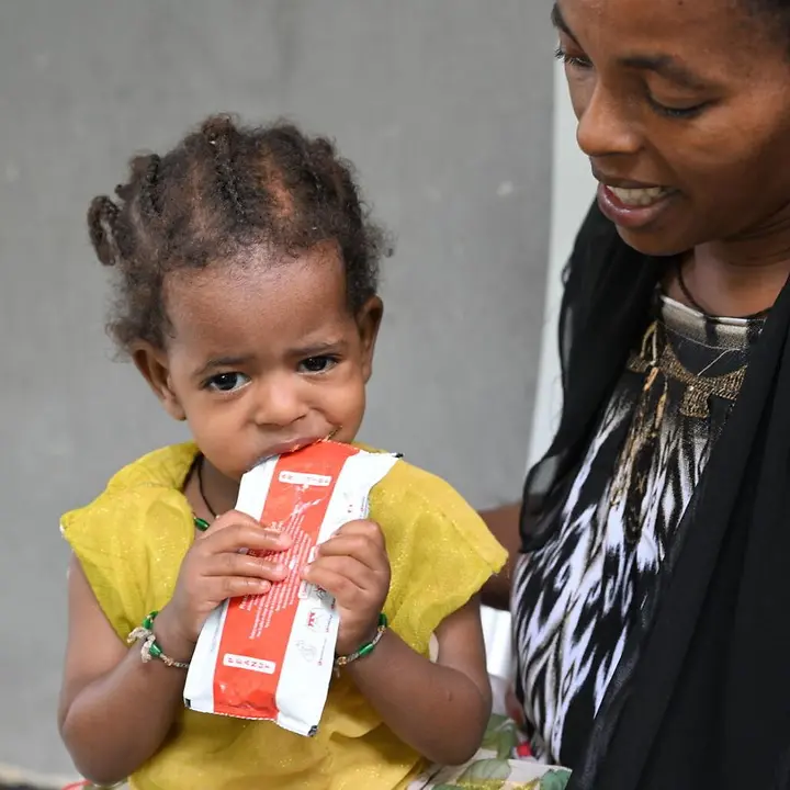 Schutz vor Hungersnot: Ein Kind in Afrika erhält therapeutische Erdnusspaste zur Behandlung von Mangelernährung.