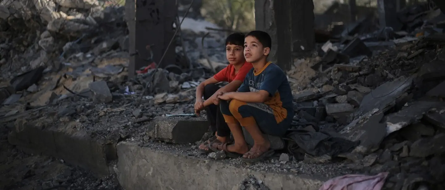 Gaza: Zwei Kinder sitzen in den Trümmern ihres Hauses | © UNICEF/El Baba Kinder im Krieg: Zwei Kinder in Gaza sitzen in den Trümmern ihres Hauses.