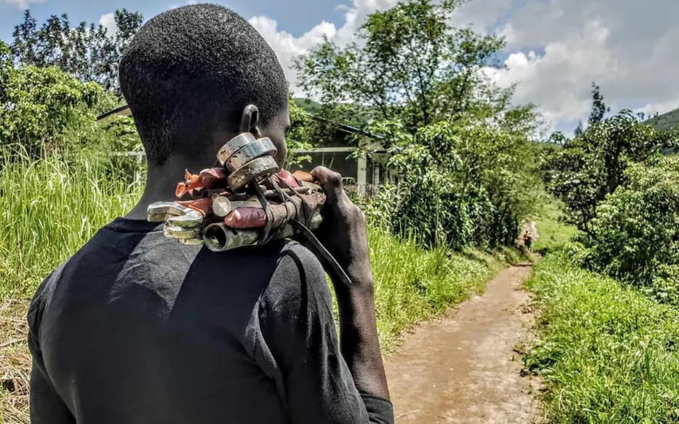 Ein ehemaliger Kindersoldat im Kongo | © UNICEF/UN0587974/Wenga Kinder im Krieg: Dieser Jugendliche hat es geschafft, aus einer bewaffneten Gruppe zu fliehen.