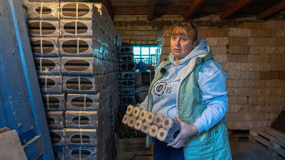 Ukraine Winter Hilfe: Familien bekommen von UNICEF Hilfsgüter wie Briketts, um im Winter heizen zu können