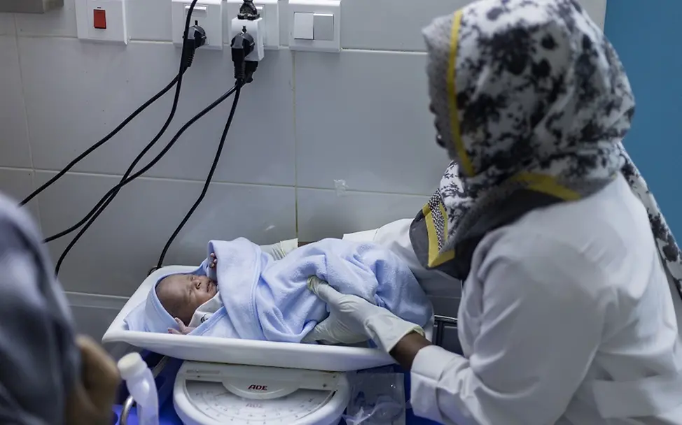 150 Millionen Kinder weltweit bei Geburt nicht registriert | UNICEF/Elfatih Sudan: Eine Gesundheitshelferin untersucht ein Neugeborenes
