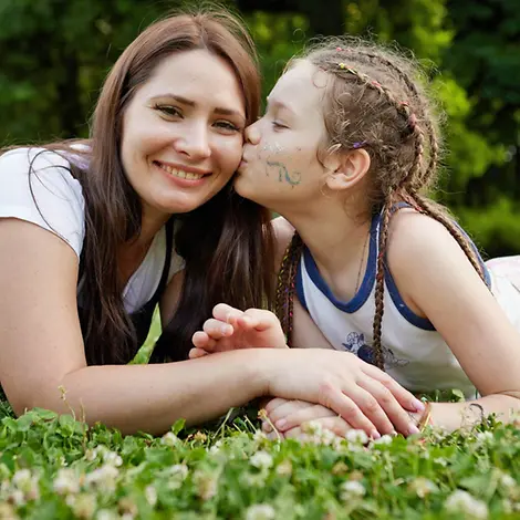 Eine Mutter mit ihrer Tochter in einem Park | © UNICEF/Cernius Originelle Geschenkideen: Mit UNICEF können Sie mit sinnvollen Geschenken Gutes tun