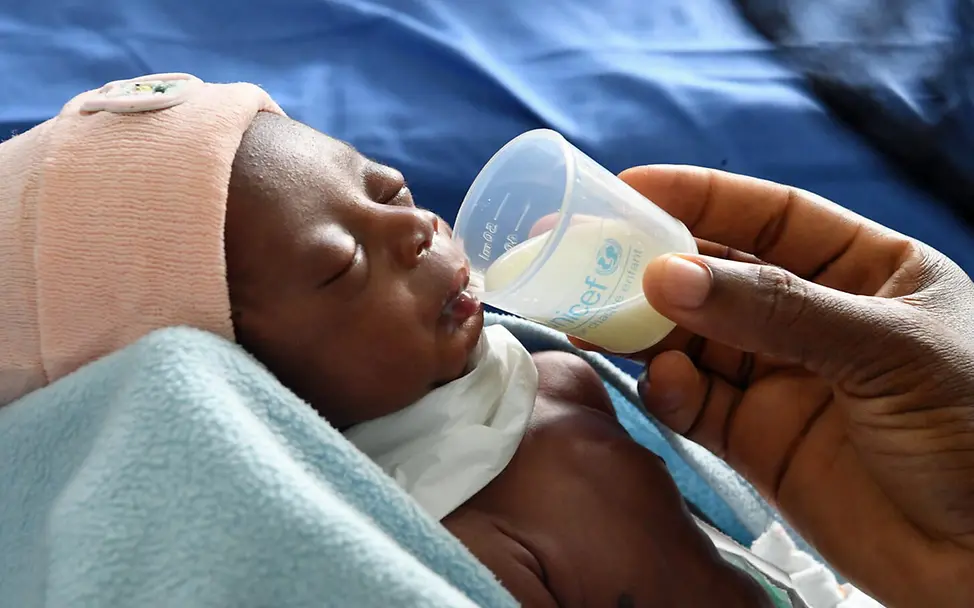 Elfenbeinküste: Ein Baby wird mit Spezialmilch von UNICEF gefüttert | © UNICEF/Dejongh Originelle Geschenkideen für einen guten Zweck: Ein Baby wird an der Elfenbeinküste mit Spezialmilch von UNICEF gefüttert