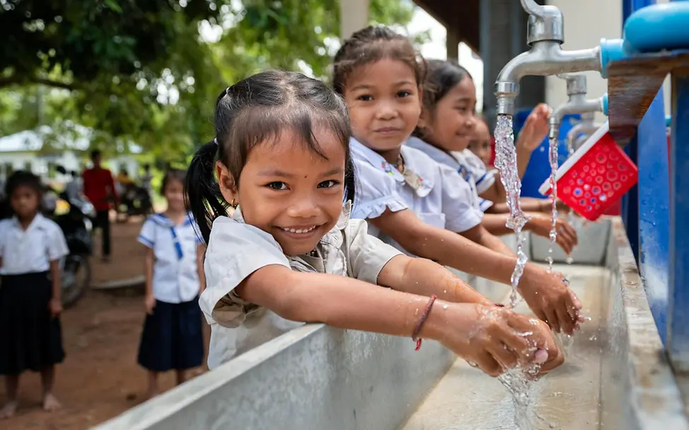Für Wasser &neue Brunnen spenden: UNICEF kümmert sich um Wasserbrunnen, Pumpen, sanitäre Einrichtungen für bedürftige Kinder 