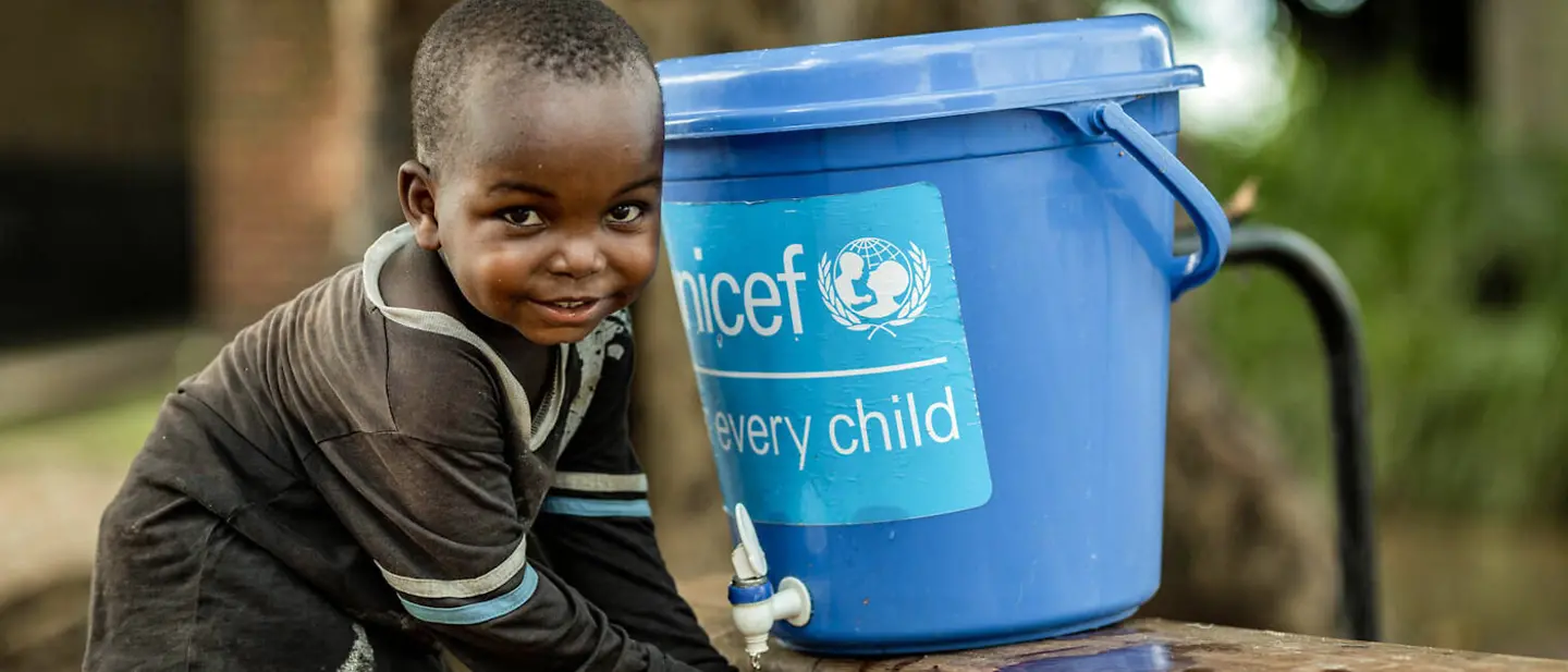 Für Wasser & neue Brunnen spenden: Ein Junge in Malawi wäscht sich an einer von UNICEF gebauten Wasserstation die Hände 