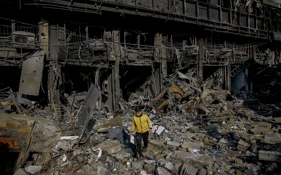 Ali (11) vor den Trümmern seines zerstörten Zuhauses | © UNICEF/Al-Qattaa Gaza: Junge vor den Trümmern seines Hauses