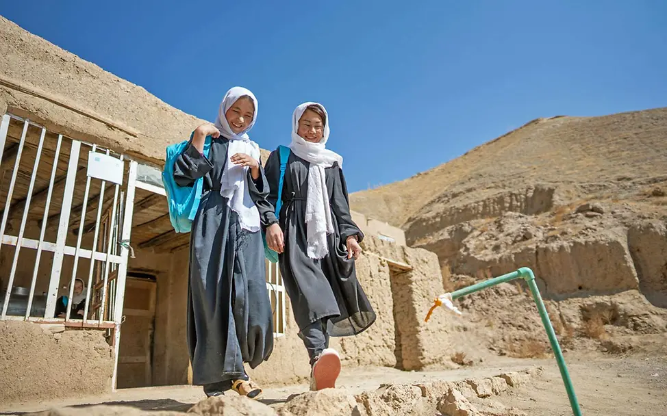 Zwei Schülerinnen in Afghanistan beim Verlassen eines Lernzentrums | © UNICEF/Naftalin Spenden Bildung: Mädchen in Aghanistan stehen vor besonderen Herausforderungen und bekommen nur begrenzten Zugang zu Bildung