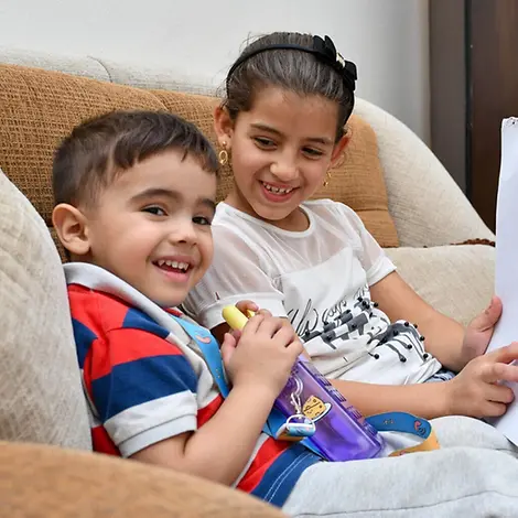 Syrien: Zwei Kinder schauen lächelnd auf ein gemaltes Herz | © UNICEF/Shahan Syrien: Zwei Kinder schauen lächelnd auf ein gemaltes Herz