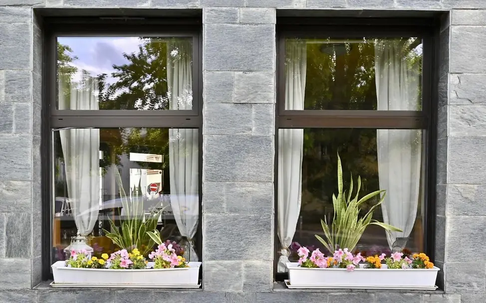 Kinderarmut ist nicht immer nach außen sichtbar. | © UNICEF/Sachse-Grimm Kinderarmut_Deutschland_Fenster