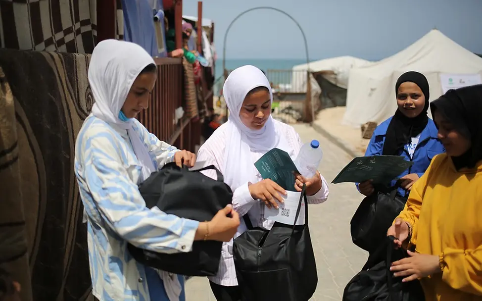 Verteilung von Hygieneartikeln in Gaza | © UNICEF/El Baba Gaza Hilfsgüter: Hygieneartikel werden an Mädchen verteilt