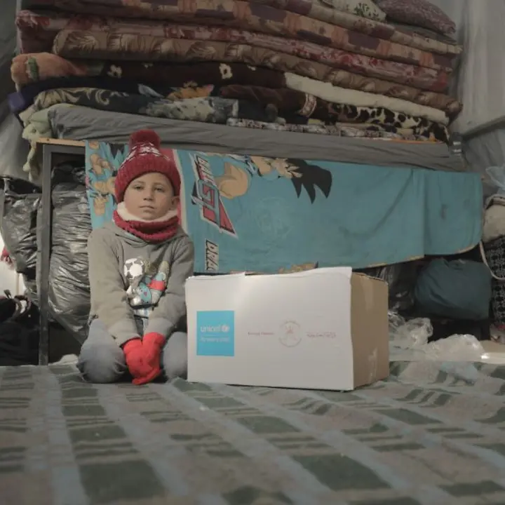 Kinder in Gaza: UNICEF weitet Hilfe aus | © UNICEF/Nateel Ein Kind aus Gaza sitzt auf dem Boden in einer Notunterkuft in Khan Yunis.