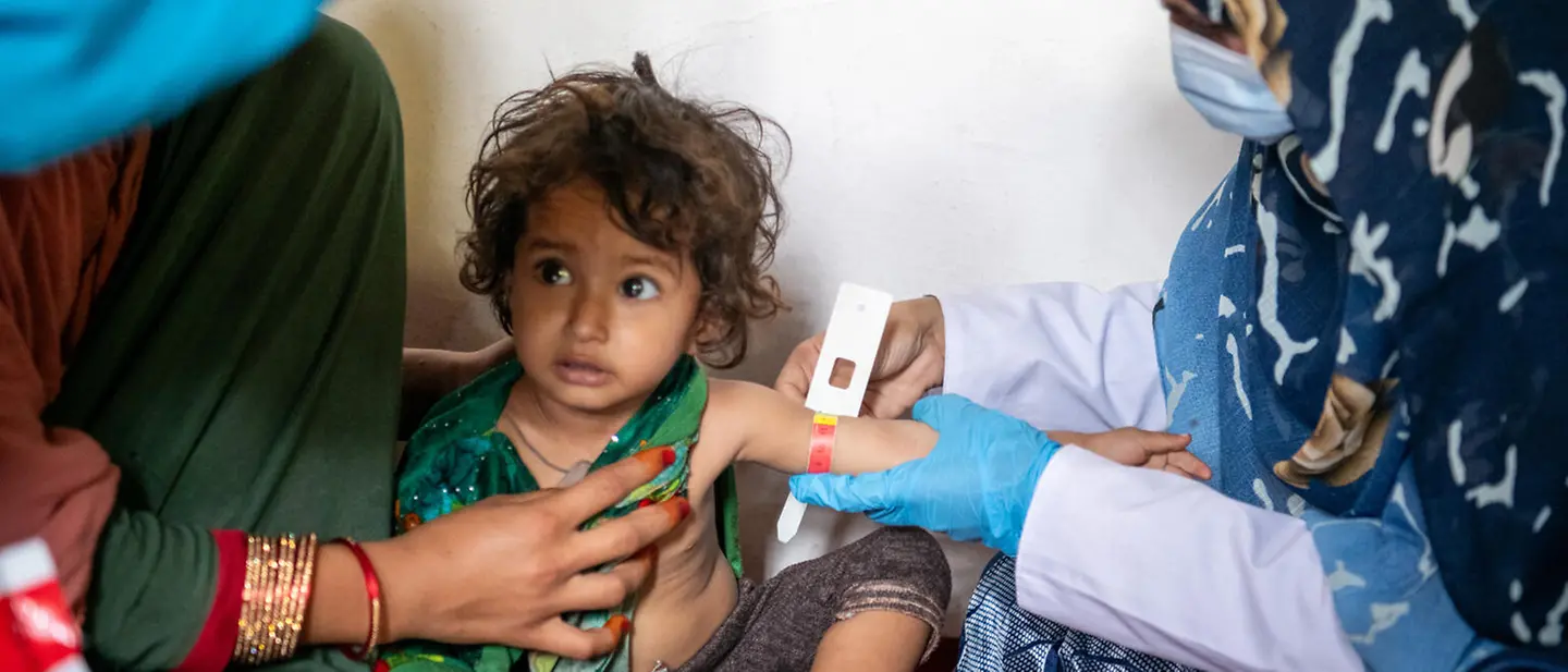 Spenden Afghanistan: Ein Kind wird auf Mangelernährung untersucht | © UNICEF/Karimi Spenden Afghanistan: Ein Kind wird auf Mangelernährung untersucht.