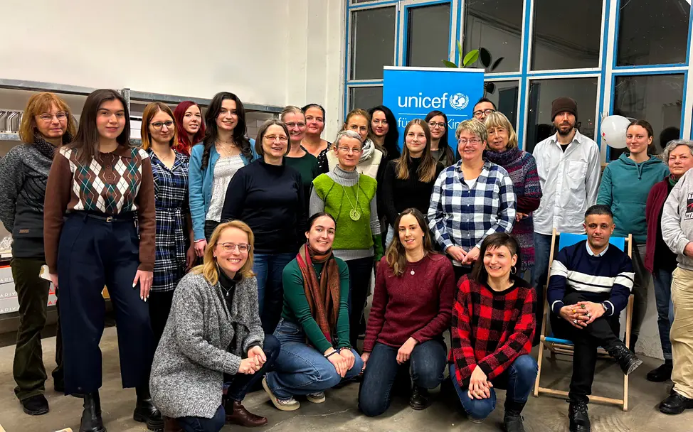 UNICEF-AG Dresden - Gruppenfoto Die Ehrenamtlichen der UNICEF-AG Dresden lächeln in die Kamera