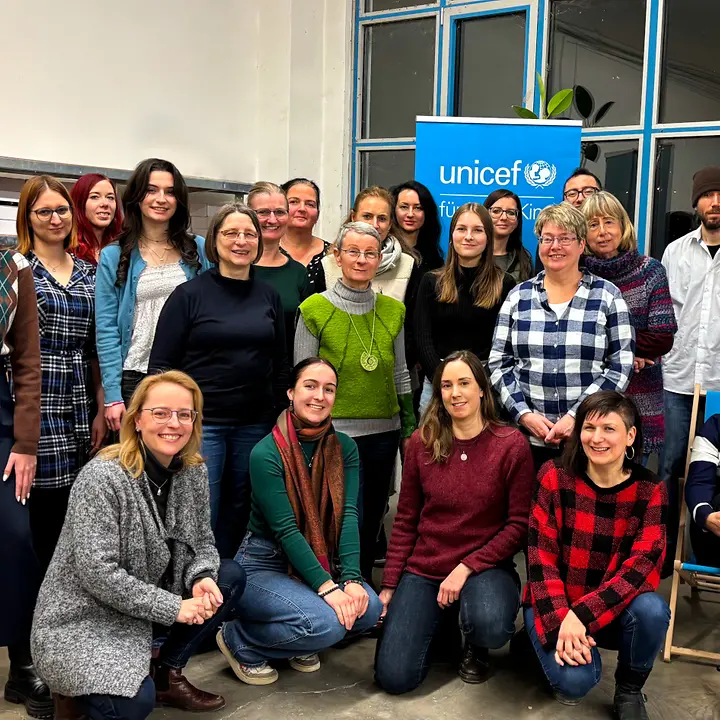 UNICEF-AG Dresden - Gruppenfoto Die Ehrenamtlichen der UNICEF-AG Dresden lächeln in die Kamera