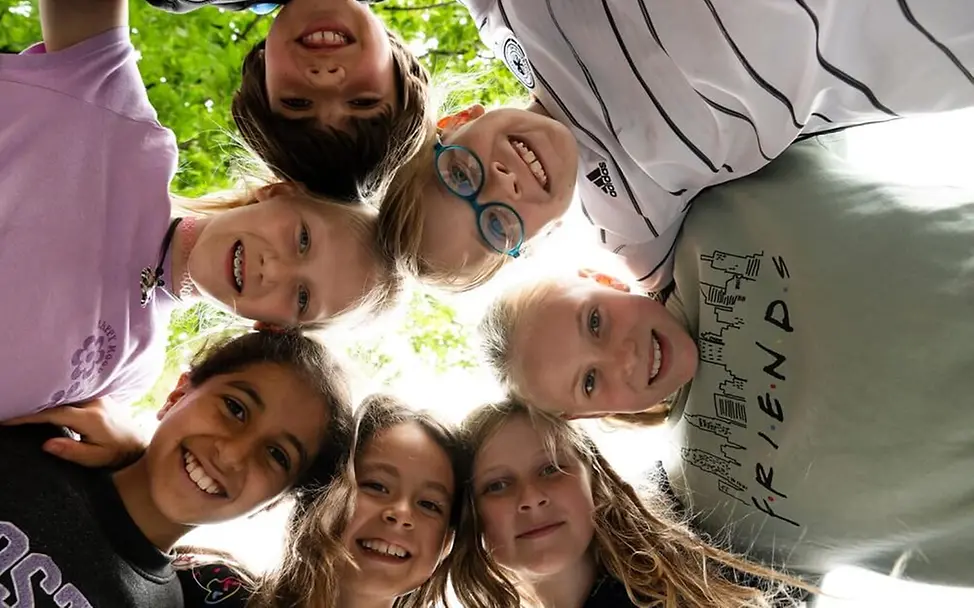 Bundestagswahl für Kinder erklärt: Kinder schauen im Kreis in die Kamera | © UNICEF/Etges Bundestagswahl für Kinder erklärt: Kinder schauen im Kreis in die Kamera