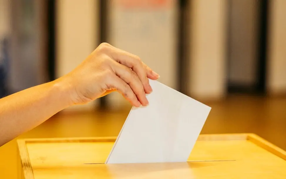 Bundestagswahl für Kinder erklärt: Ein Stimmzettel wird abgegeben | © UNICEF/Stroisch Bundestagswahl für Kinder erklärt: Ein Stimmzettel wird abgegeben