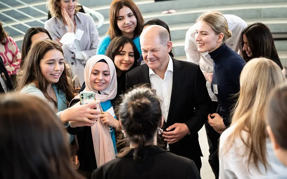 Bundestagswahl für Kinder erklärt: Jugendliche zu Besuch bei Olaf Scholz | © UNICEF/Bundesregierung – Sandra Steins Bundestagswahl für Kinder erklärt: Jugendliche zu Besuch bei Olaf Scholz